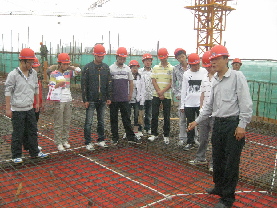 建筑专业老师指导学生实地实习.jpg