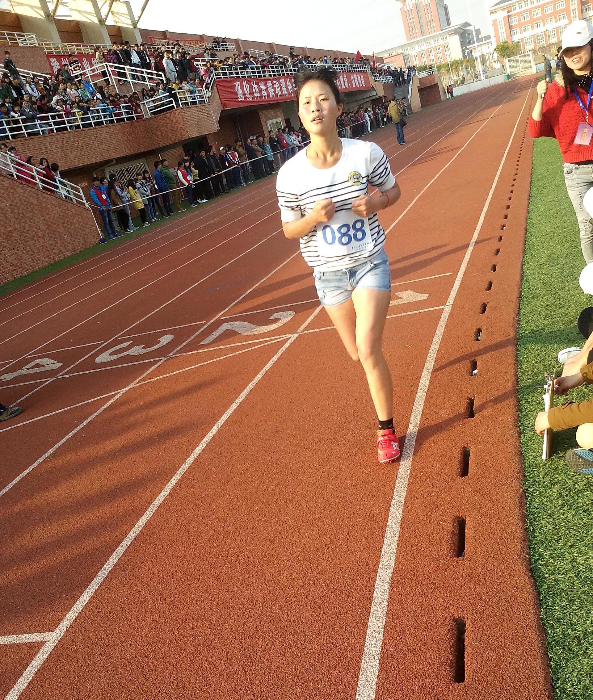 信息工程系3000米破校运动会纪录      